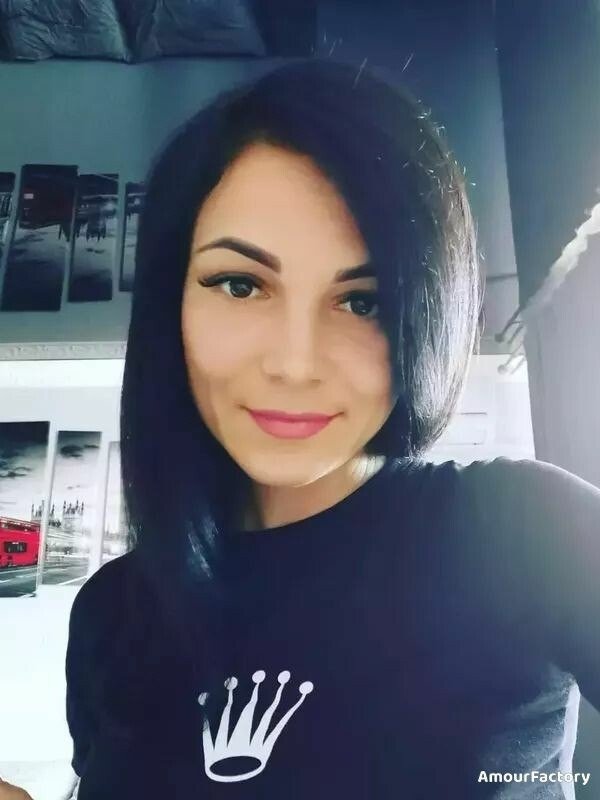 Nina, 28